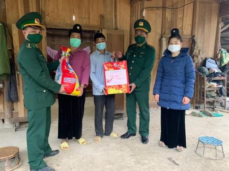 Trao tặng hàng nghìn suất quà Tết cho các gia đình chính sách, hộ nghèo