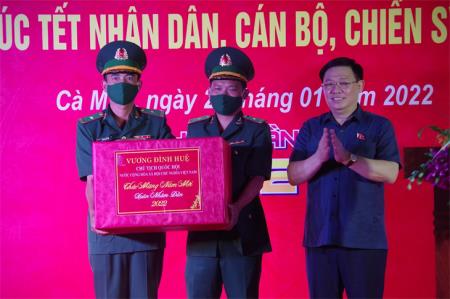Chủ tịch Quốc Hội Vương Đình Huệ thăm, chúc Tết nhân dân, lực lượng vũ trang tỉnh Cà Mau
