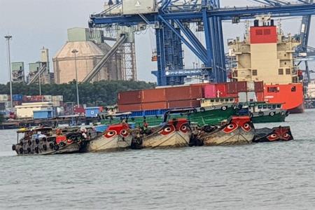 Liên tiếp phát hiện, bắt giữ 6 phương tiện khai thác, vận chuyển cát trái phép