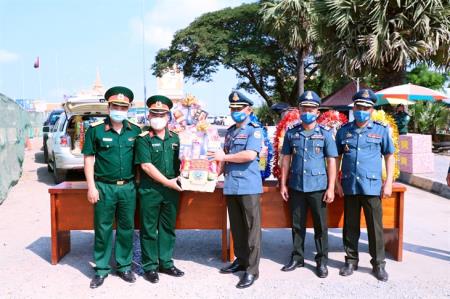 Lực lượng Hiến binh tỉnh Svay Rieng, Campuchia thăm, chúc Tết lực lượng vũ trang tỉnh Long An