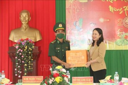 Chăm lo Tết cho nhân dân và cán bộ, chiến sĩ khu vực biên giới