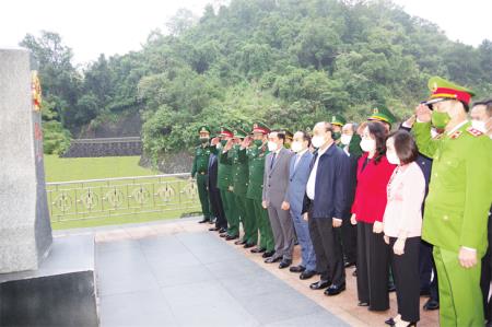 Tình cảm nồng ấm của lãnh đạo Đảng, Nhà nước dành cho quân và dân nơi biên g­­iới