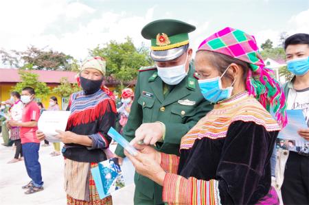 Điện Biên: Tuyên truyền pháp luật và tặng quà cho nhân dân các xã biên giới huyện Nậm Pồ và Mường Nhé