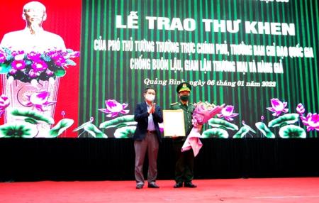 Trao thư khen của Phó Thủ tướng Thường trực Chính phủ Phạm Bình Minh cho lực lượng đấu tranh thành công Chuyên án QB1121