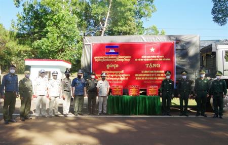 BĐBP Đăk Nông hỗ trợ lương thực, vật tư y tế cho lực lượng vũ trang tỉnh Mondulkiri