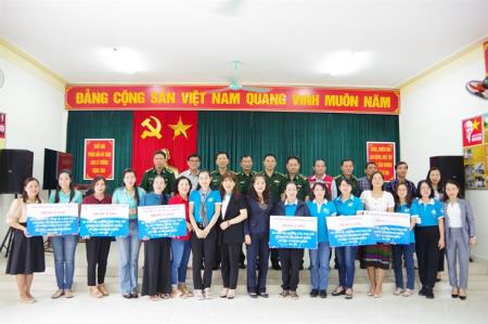 Tặng quà hội viên phụ nữ nghèo trên biên giới tỉnh Quảng Trị