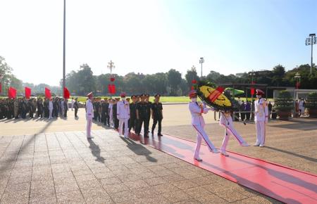 Đoàn đại biểu thanh niên Quân đội báo công dâng Bác