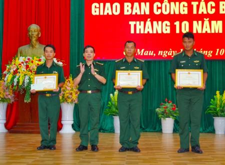 Cà Mau: Trao thưởng cho cán bộ BĐBP có thành tích trong chống buôn lậu