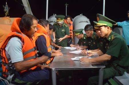 Tàu Hải đoàn 48 BĐBP lai dắt thành công tàu cá Quảng Ngãi gặp nạn trên biển