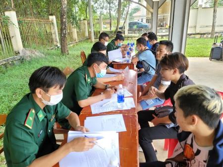 Tiếp nhận 171 công dân Việt Nam về nước qua cửa khẩu quốc tế Xa Mát