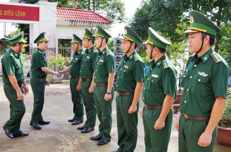 Lãnh đạo Bộ Chỉ huy BĐBP Cà Mau thăm, làm việc với cán bộ, chiến sĩ Đồn Biên phòng Hòn Chuối