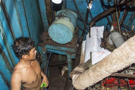 Điều tra vụ thuyền viên đổ cát vào động cơ tàu cá khi đang hoạt động trên biển