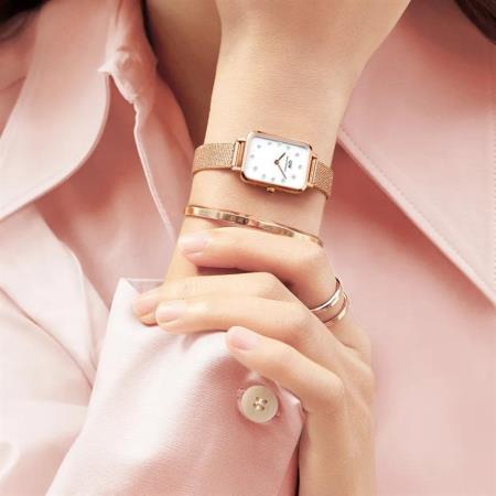 TOP các dòng đồng hồ nữ mặt chữ nhật đính đá đẹp, gây sốt