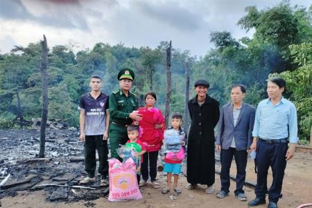 Đồn Biên phòng Ba Nang kịp thời hỗ trợ gia đình bị cháy nhà