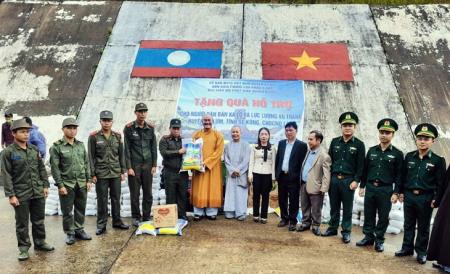 Tặng quà lực lượng vũ trang và nhân dân biên giới Việt Nam - Lào
