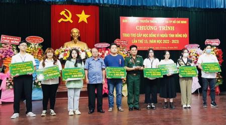 Hơn 100 sinh viên nhận học bổng “Vì nghĩa tình đồng đội”