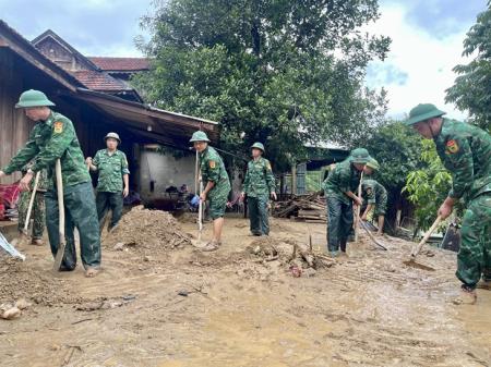 Tăng cường lực lượng tham gia khắc phục hậu quả lũ quét ở huyện Kỳ Sơn