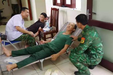 Đưa ngư dân bị tai nạn từ Trường Sa vào đất liền bằng trực thăng