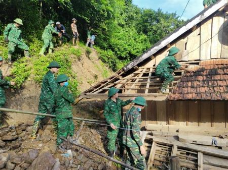 Hỗ trợ nhân dân huyện Kỳ Sơn khắc phục hậu quả mưa lũ