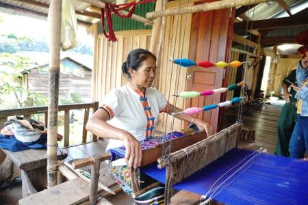 Người “nối” vòng đời thổ cẩm ở miền biên viễn