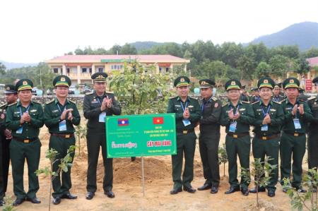 Vun đắp tình hữu nghị, đoàn kết đặc biệt giữa lực lượng bảo vệ biên giới hai nước Việt Nam - Lào