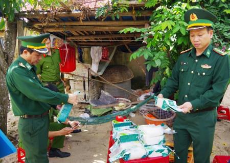 Phát hiện 20 gói nghi ma túy trôi dạt vào vùng biển Quảng Nam