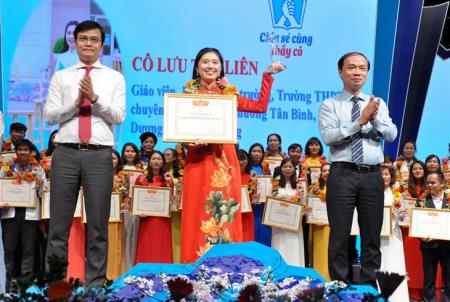 Tôn vinh sự đóng góp xuất sắc của 68 giáo viên hết lòng vì sự nghiệp “trồng người”