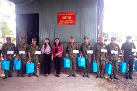 Hội Liên hiệp phụ nữ Việt Nam thăm, tặng quà các chốt trên biên giới An Giang