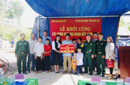 Trao tặng nhà "Đại đoàn kết", công trình nước sạch, hỗ trợ sinh kế và tặng quà cho người dân khu vực biên giới