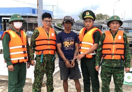 Bắt đối tượng có lệnh truy nã trốn trên tàu cá của ngư dân