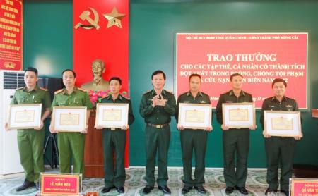 Khen thưởng các tập thể, cá nhân có thành tích trong cứu hộ người và đấu tranh bắt giữ các đối tượng nhập cảnh trái phép