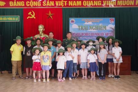 Học sinh Thủ đô trải nghiệm "Một ngày làm chiến sĩ Biên phòng biển" và tri ân "Thầy giáo quân hàm xanh"