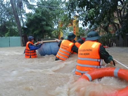 Bình Định: Lực lượng vũ trang giúp dân khắc phục hậu quả mưa lũ