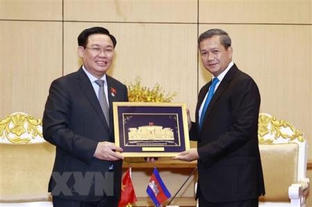 Chủ tịch Quốc hội tiếp Phó Tổng Tư lệnh quân đội Hoàng gia Campuchia