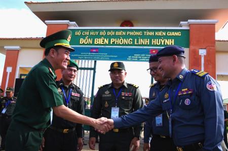 Thắt chặt quan hệ đoàn kết, gắn bó, chung sức xây dựng biên giới hòa bình, hữu nghị, hợp tác, cùng phát triển