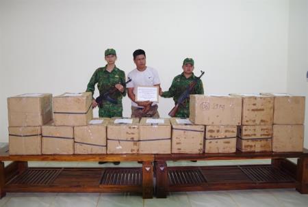 Bắt đối tượng vận chuyển hơn 400kg pháo lậu
