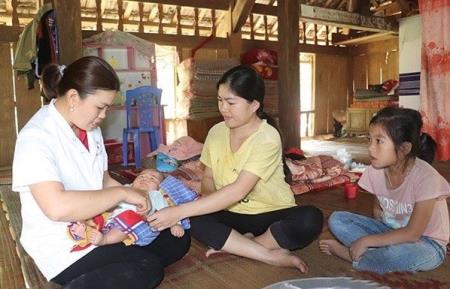 Tìm giải pháp hỗ trợ phụ cấp cho các cô đỡ thôn, bản