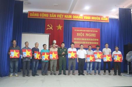 Đẩy mạnh tuyên truyền, phổ biến pháp luật và trao tặng cờ Tổ quốc cho ngư dân