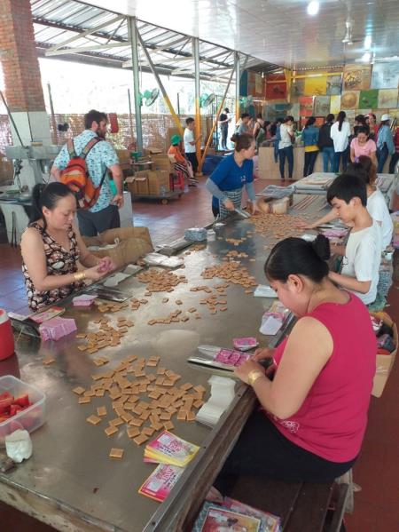 Ngành sản xuất kẹo dừa Bến Tre hối hả vào mùa Tết