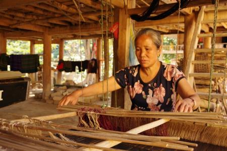 Làng nghề thổ cẩm ở Piêng Lau