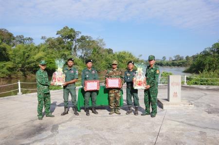 BĐBP Đắk Lắk chúc mừng lực lượng bảo vệ biên giới Mondulkiri nhân dịp Quốc khánh Campuchia