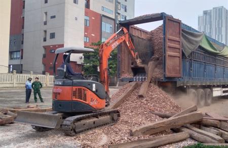 Vạch trần thủ đoạn vận chuyển gỗ trái phép từ Lào vào Việt Nam