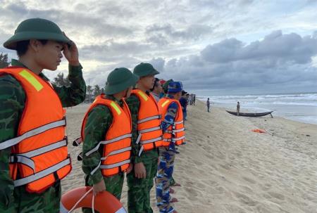 Huy động lực lượng tìm kiếm sinh viên bị sóng biển cuốn trôi