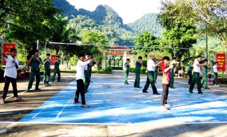 Những bố nuôi quân hàm xanh trên biên giới
