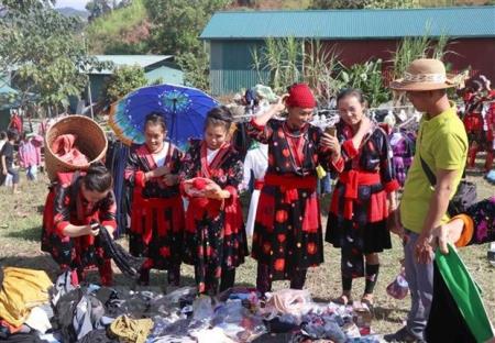 Rực rỡ sắc màu chợ phiên vùng cao Phìn Hồ của tỉnh Điện Biên