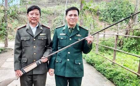Người dân giao nộp súng có nòng dài gần 2 mét