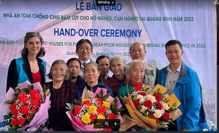 Người dân nghèo tỉnh Quảng Bình nhận nhà an toàn chống chịu bão, lụt