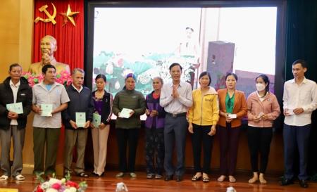 Nhiều ý nghĩa từ chương trình tặng sổ BHXH, thẻ BHYT cho người có hoàn cảnh khó khăn