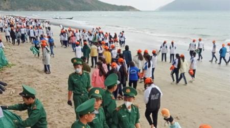 Tuổi trẻ BĐBP Bà Rịa-Vũng Tàu chung tay làm sạch biển và tuyên truyền pháp luật cho ngư dân
