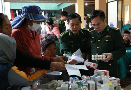 Khám bệnh, cấp thuốc miễn phí, tặng quà cho người dân biên giới